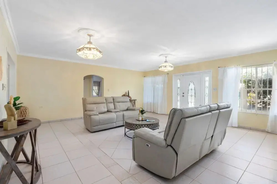 Cozy Central 4br3ba Home w Pvt Pool Largegarden