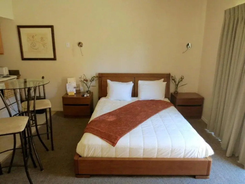 Canyon Plaza Premier Studio and Apartments