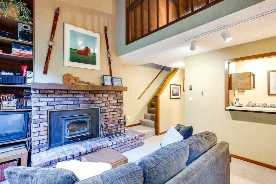 59sw - Fireplace - Dishwasher - Washer/dryer - Sleeps 6 2 Bedroom Home by RedAwning