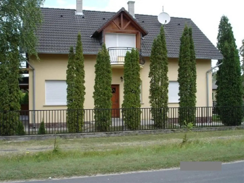 14 férőhelyes ház saját stéggel, játszótérrel Balatonfenyvesen vízparti utcában