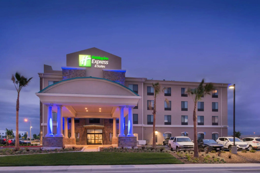 Holiday Inn Express & Suites Bakersfield Airport by IHG