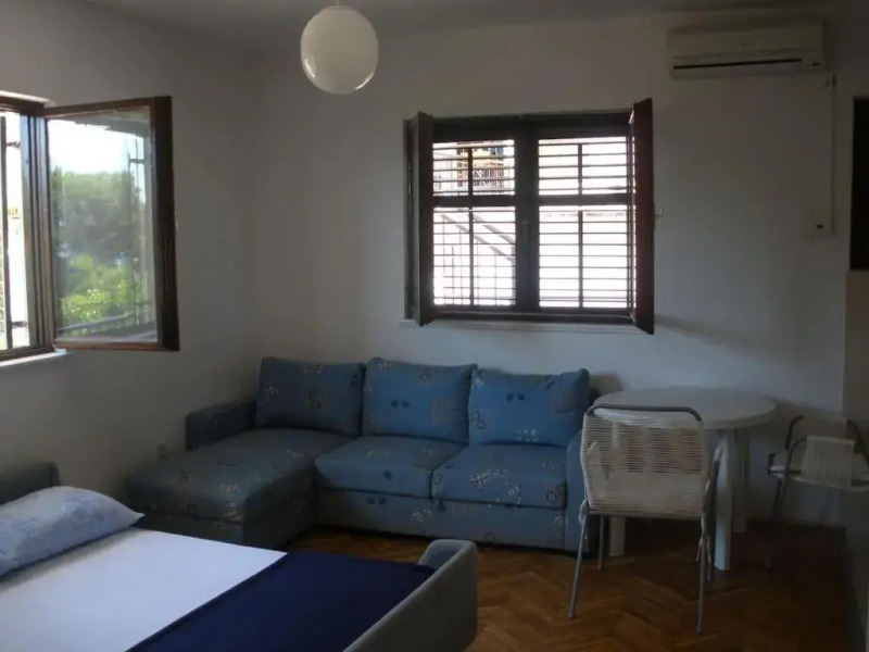 Entire home with a swimming pool for 12 in Marusici