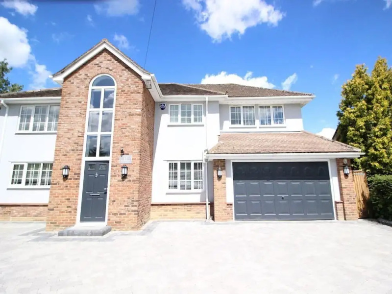 Beautiful Family Home With 42ft Pool & Cinema Room