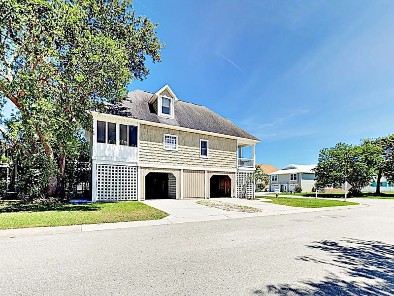 Large Family W/ Outdoor Dining, Walk To Beach 5 Bedroom Home