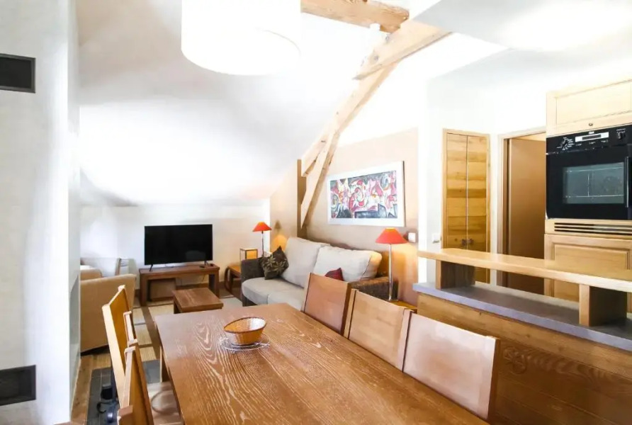 Charming 6th-floor 2-bedroom apartment with fireplace