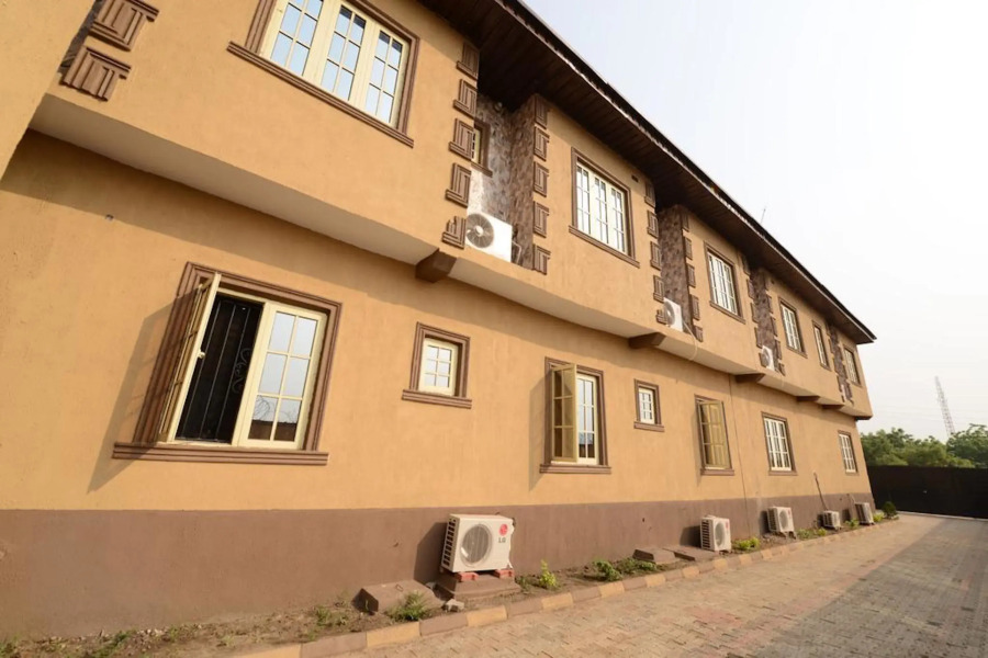 Momak 2 Hotel & Suites