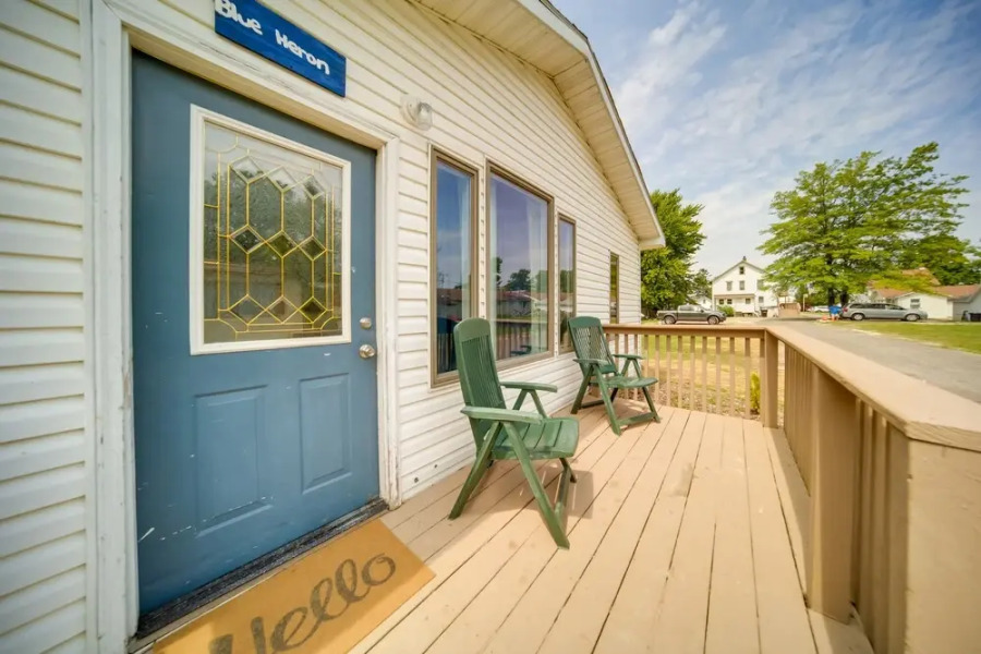 Charming Lake Erie Cottage on Main Strip!