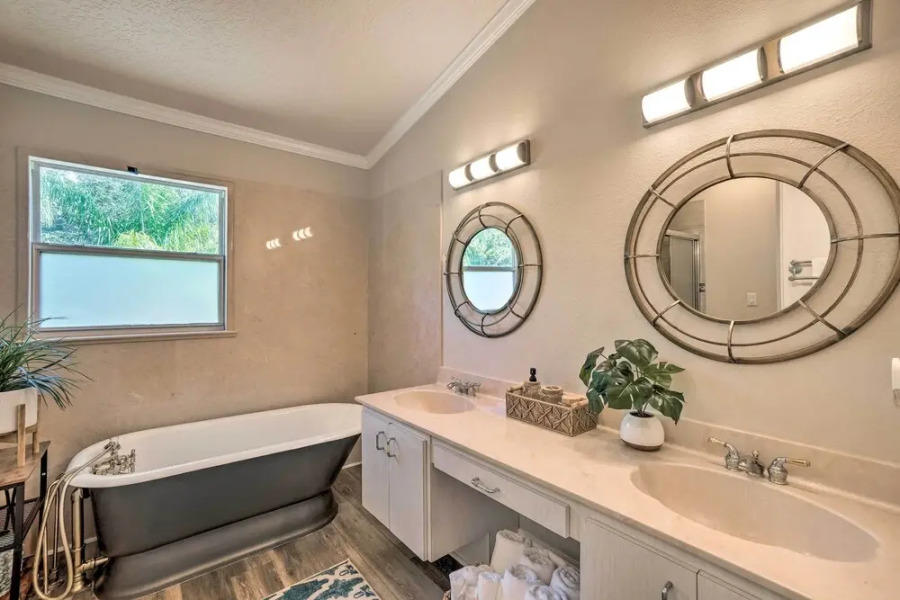 Charming Port Richey Retreat w/ Shared Dock