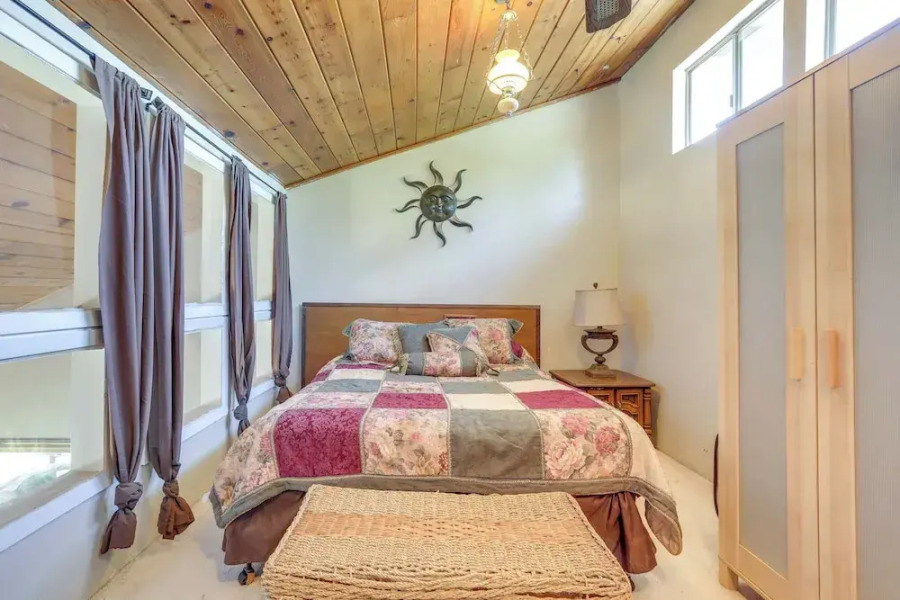 Auburn Cottage w/ Patios & Garden - 3 Mi to Town!