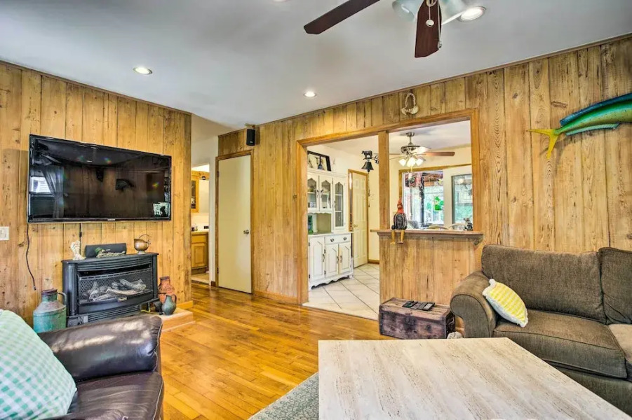 Charming Hampton Bays Home 5 Mi to Coopers Beach