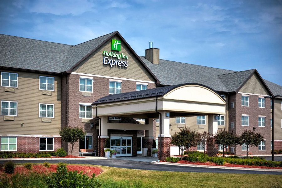 Holiday Inn Express & Suites Green Bay East by IHG