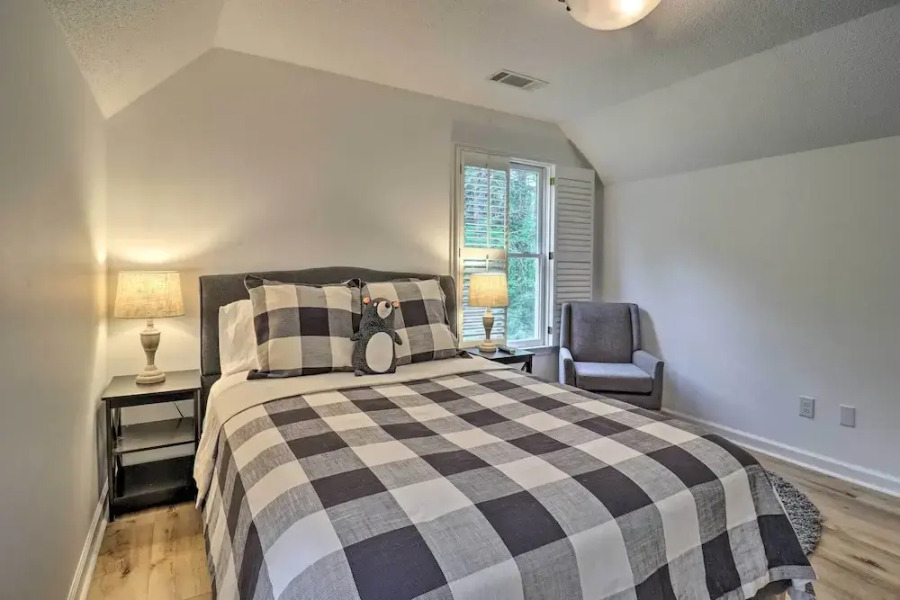 Highlands Cottage w/ Sunroom ~ 1 Mile to Downtown!