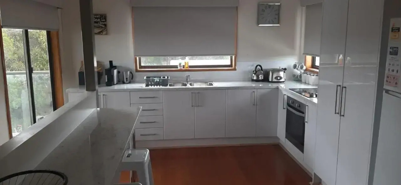 Portarlington beach shack 50 metres to the water