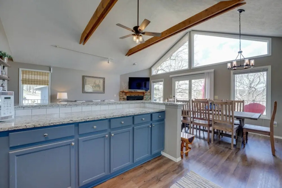 Reeds Spring Retreat w/ Lakeview Deck + Grill