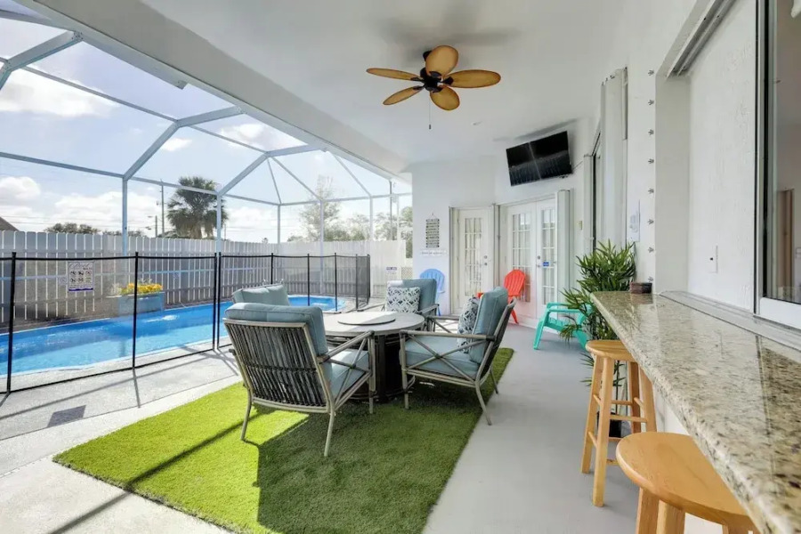 Heated Pool & Grill: Modern Port St Lucie Home