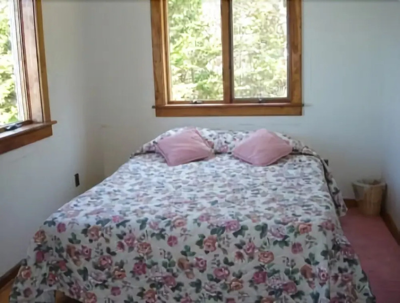 Long Island Deep Cove Cottage - Three Bedroom Home
