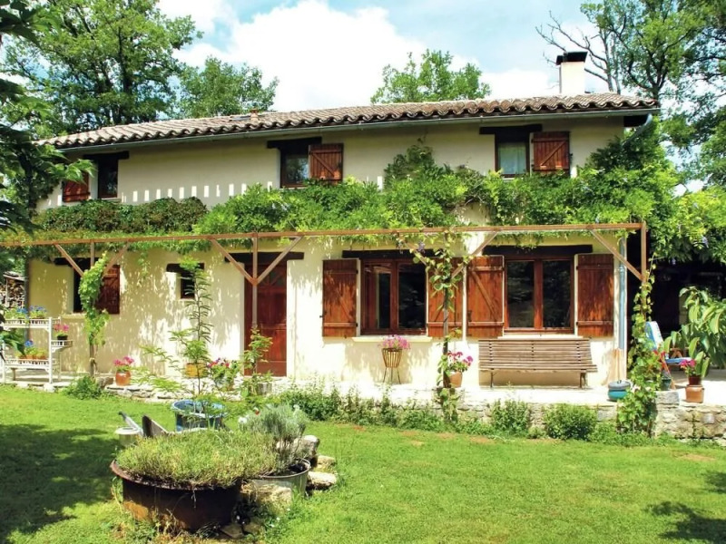 Cosy Holiday Home in Parisot With Swimming Pool