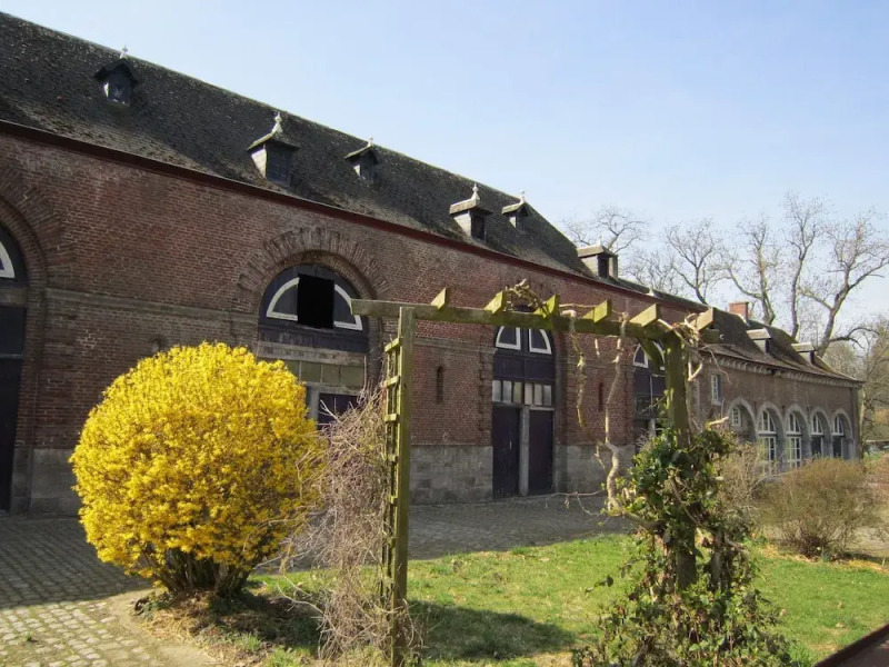Modern Holiday Home in Gembloux with Meadows Nearby
