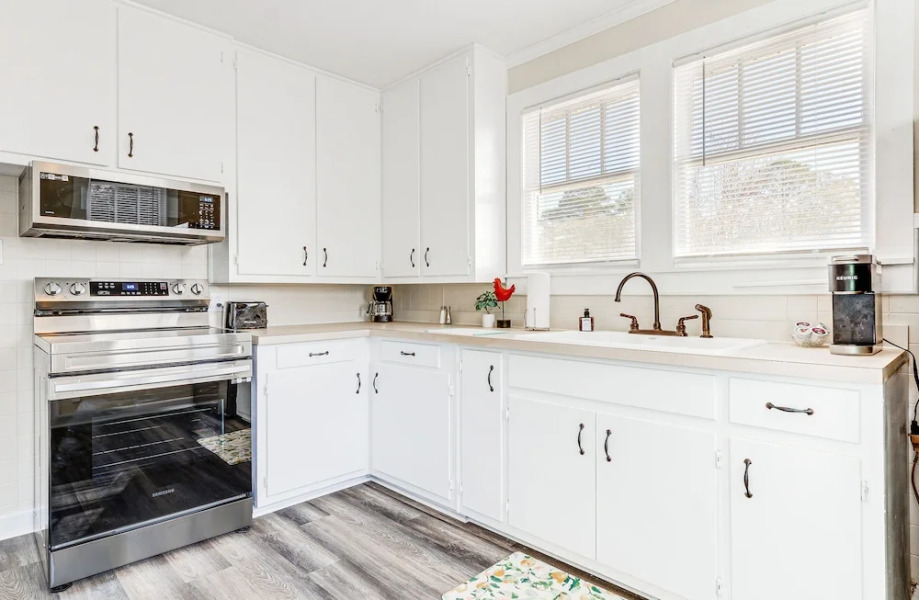 Quiet Grove Hill Cottage w/ Wraparound Deck!