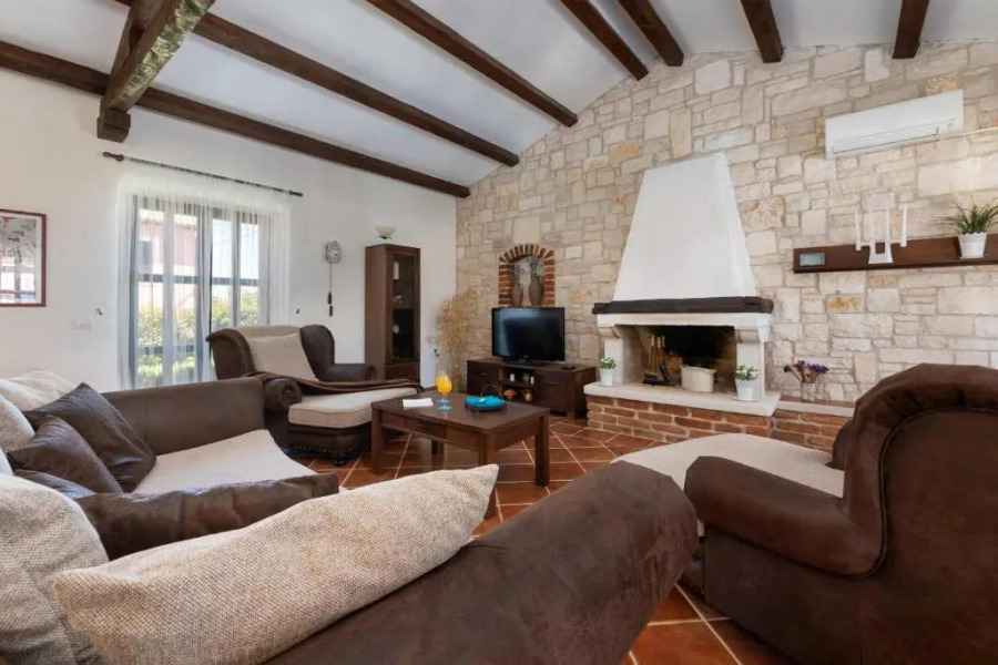 Beautiful Villa In A Quiet Area, With Enclosed Garden, Private Swimming Pool And Outdoor Kitchen