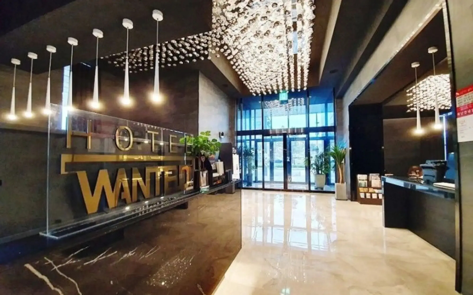 Hotel Wanted