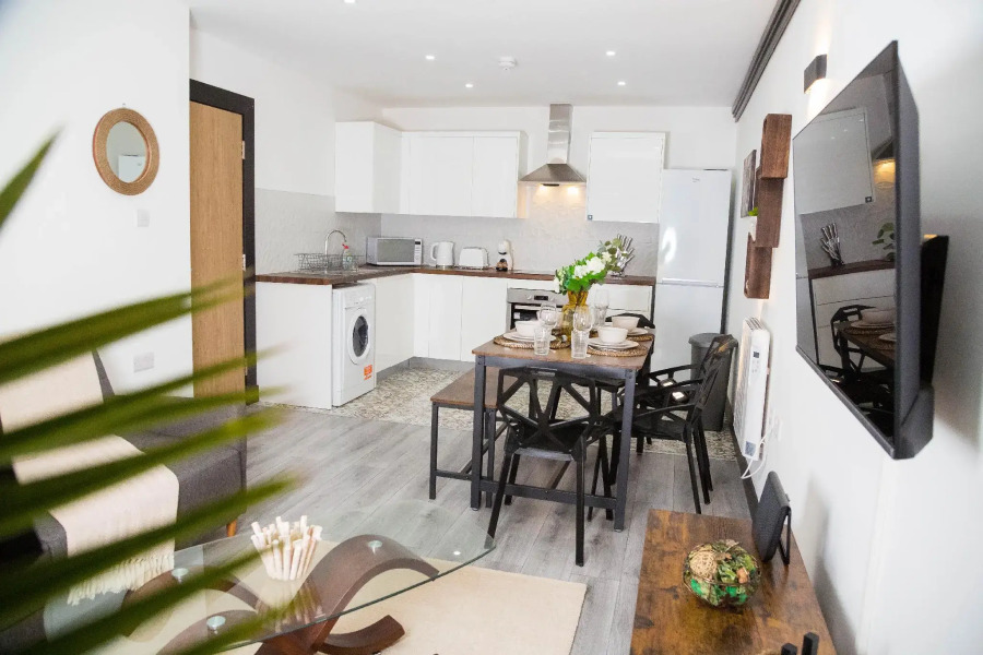 Old Trafford Apartments by BEVOLVE - Free Parking