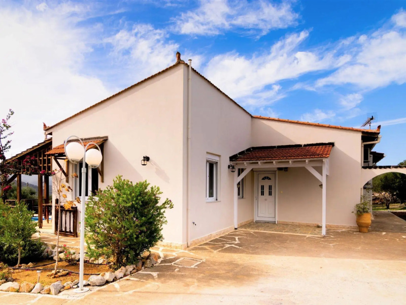 Beautiful Villa Near Sea in Epano Sisi