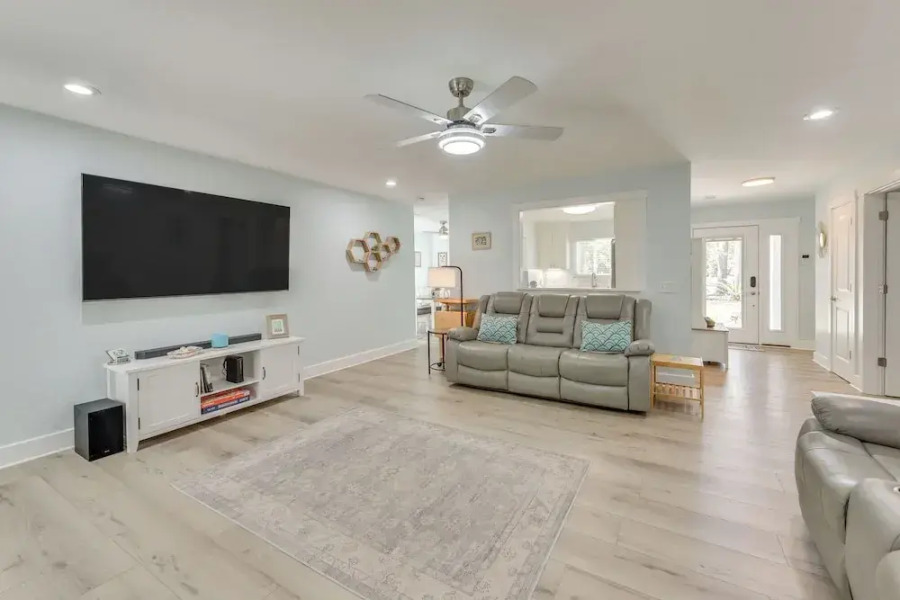 5 Mi to Dtwn Beaufort: Home w/ Screened-in Patio