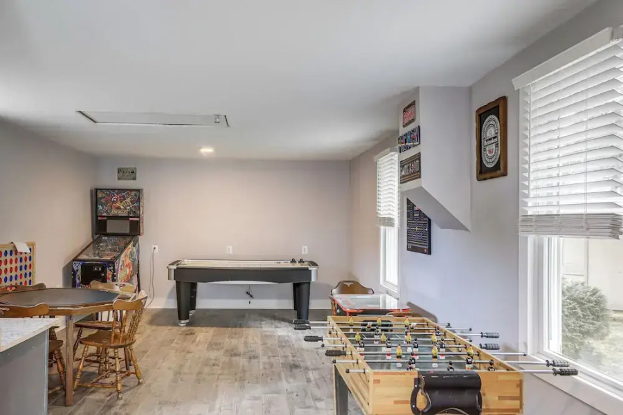 3 Mi to Cedar Point: Sunny Sandusky Home w/ Yard