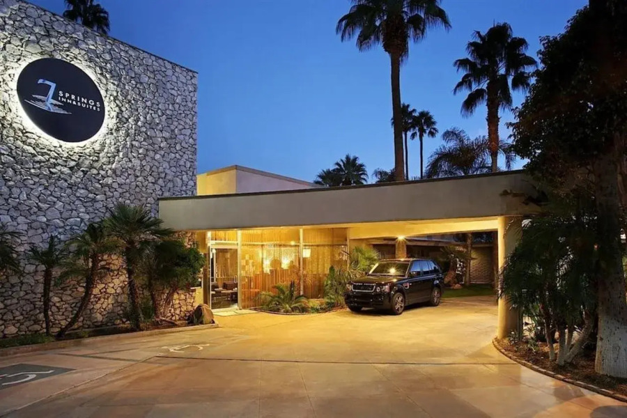 7 Springs Inn & Suites