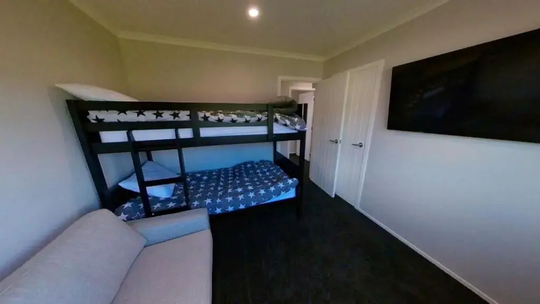 5 Bedroom, Solar on Snowmass Ohakune, Yellow Door