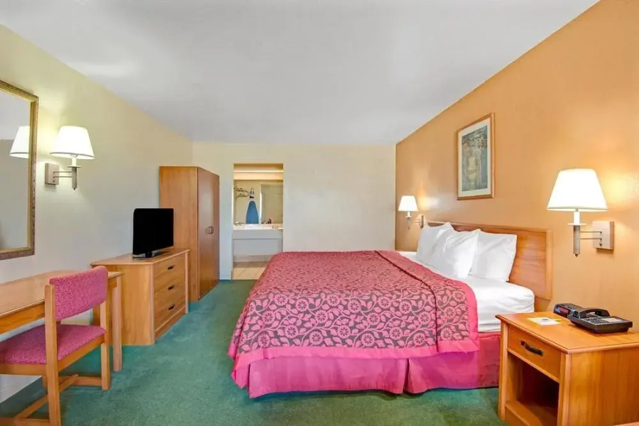Days Inn & Suites Braunig Lake
