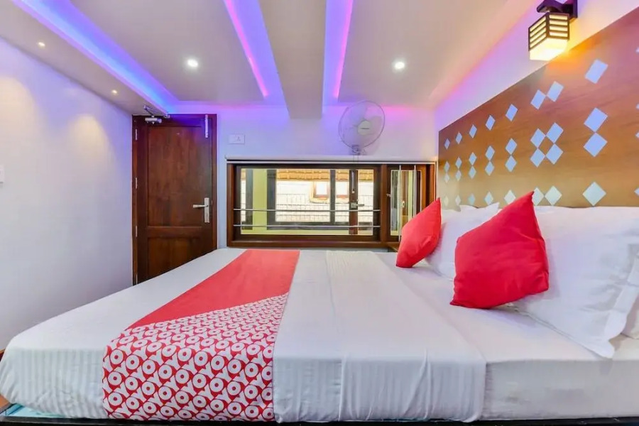 OYO 22759 Houseboat Luxury Smart Gold 6 BHK