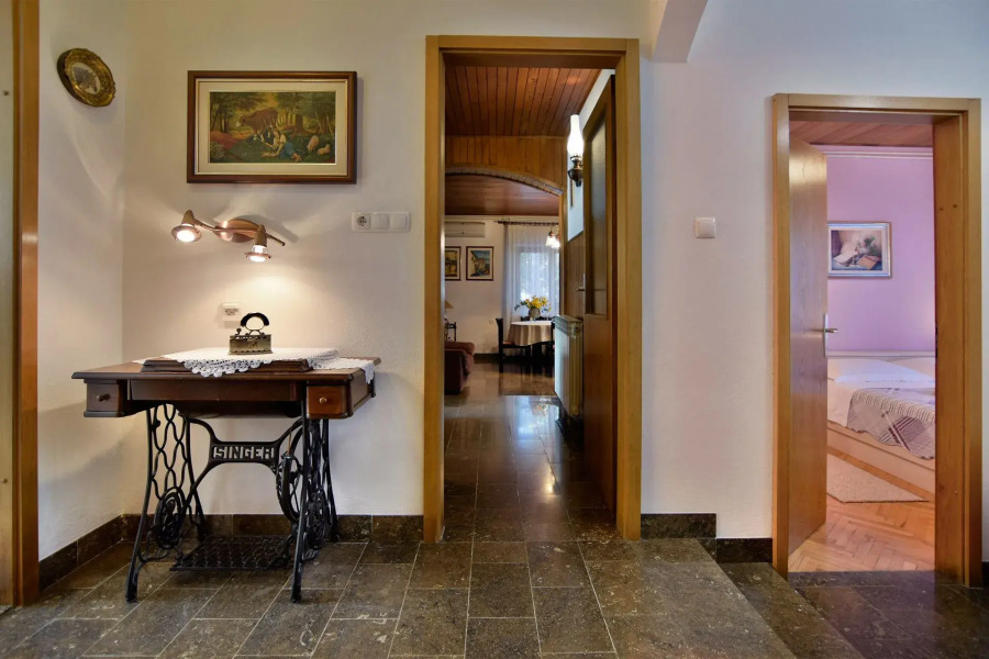 Holiday house Zlatna - with beautiful garden: Selca, Island Brac