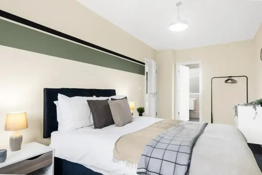 Elegant 5 Bedroom House/free Parking/yard