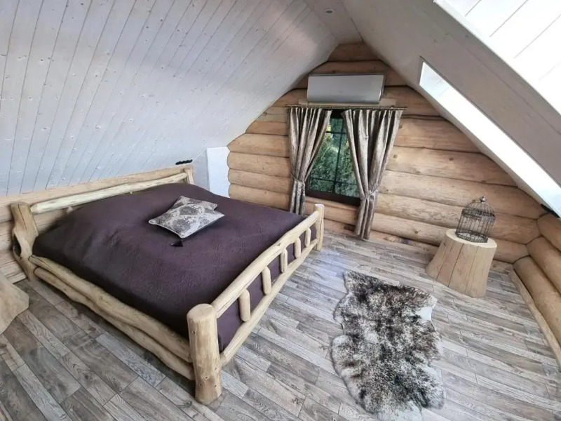 Pirties namelis ant ežero kranto