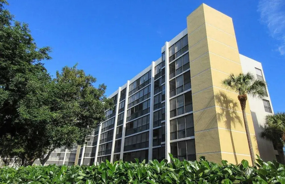 Hibiscus Pointe 564 by RedAwning