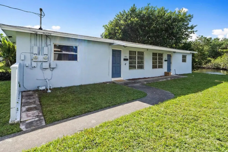 King /Queen Bed Mins from beach. Perfect get-away!