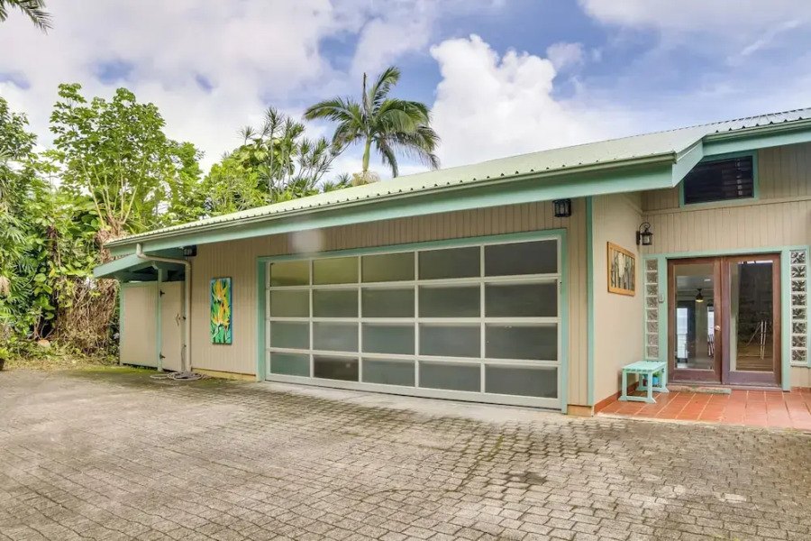 Hilo Home w/ Private Deck + Stunning Ocean Views!