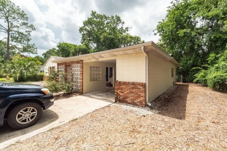Gainesville 1 Bedroom Apts with Pool, Walk to UF Campus by RedAwning