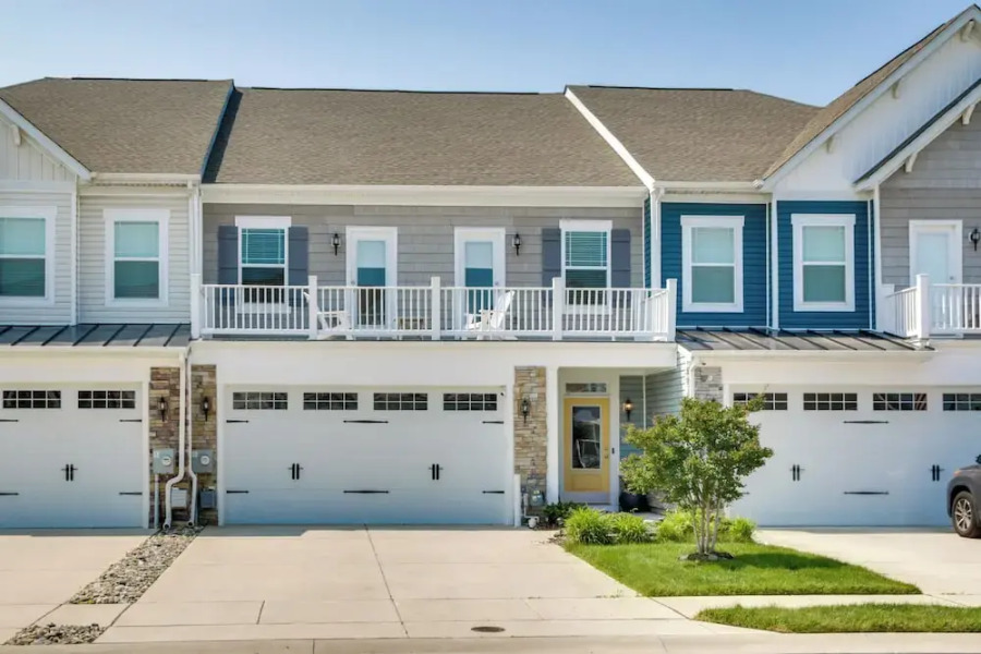 3 Mi to Bethany Beach: Townhome w/ Fire Pit
