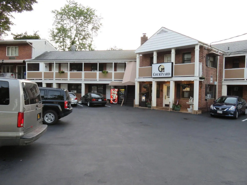 Central Motel Courtyard