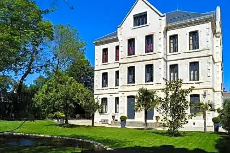 Demeure Saint Louis, cité 10mn à pieds, piscine chauffée, Clim AC, Parking privé