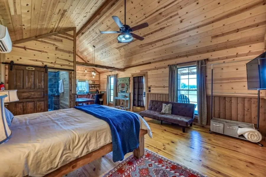 Quaint Cabin in the Heart of 290 Wine Trail