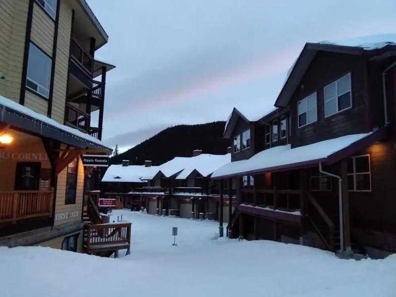 Olympians Ski Retreat 1 Bedroom Condo by Redawning