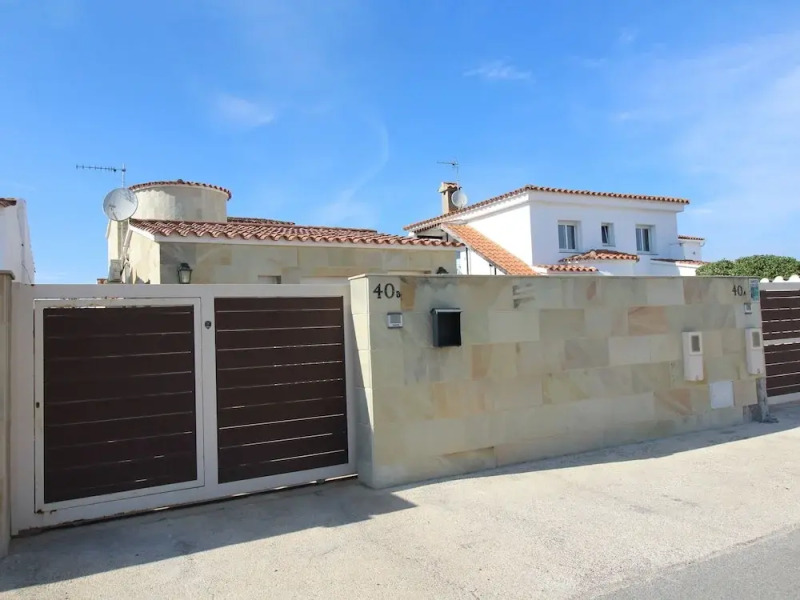 Peaceful Holiday Home with Private Pool in Empuriabrava