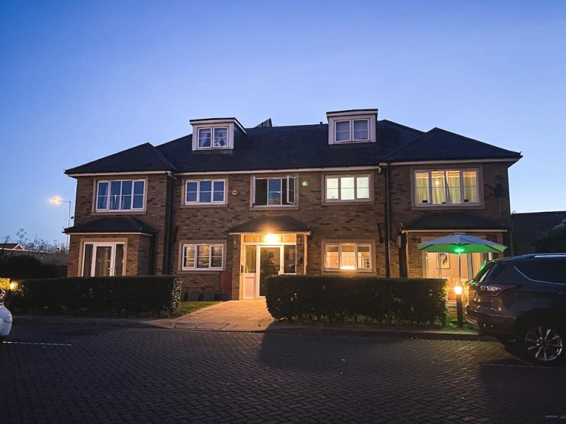 Short Stay Legoland Windsor Heathrow Thorpe Park Twickenham