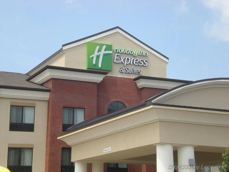 Holiday Inn Express and Suites Fairmont by IHG