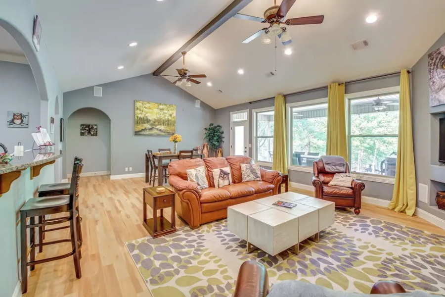 < 5 Mi to Lake Desoto: Grand Hot Springs Home