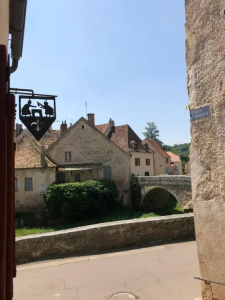 Bâtisse du pont Pinard et son granit rose